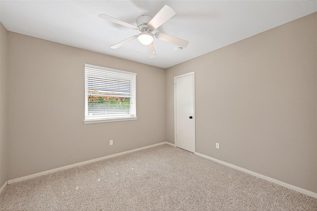 Image 26 of property listing at 2215 Friarwood Trail, Kingwood, TX 77339