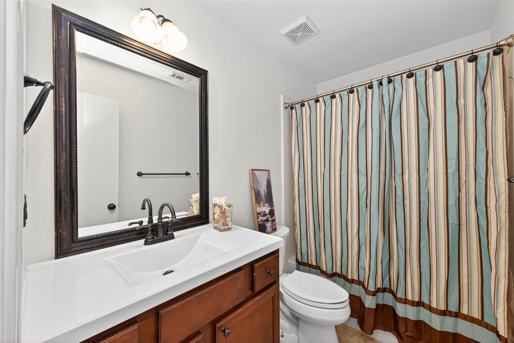 Image 27 of property listing at 2215 Friarwood Trail, Kingwood, TX 77339