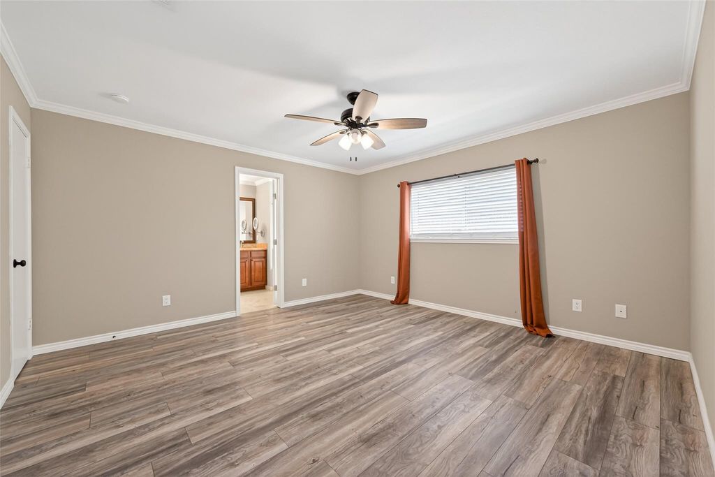 Image 28 of property listing at 2215 Friarwood Trail, Kingwood, TX 77339