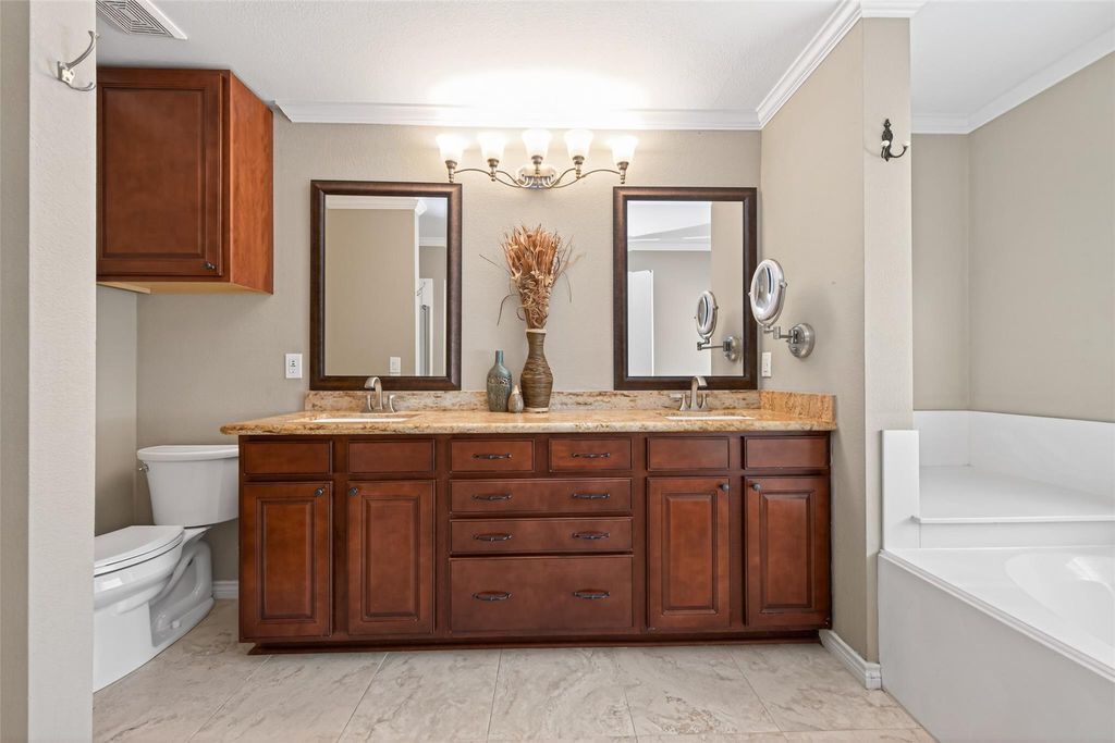 Image 32 of property listing at 2215 Friarwood Trail, Kingwood, TX 77339