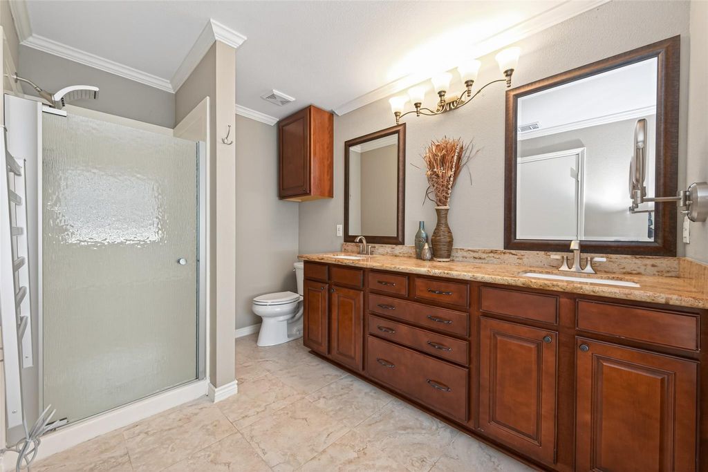 Image 33 of property listing at 2215 Friarwood Trail, Kingwood, TX 77339