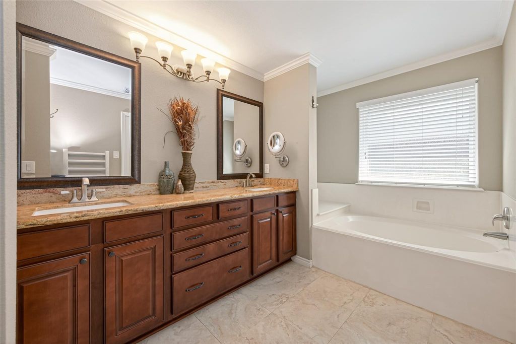 Image 34 of property listing at 2215 Friarwood Trail, Kingwood, TX 77339