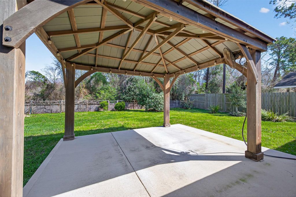 Image 37 of property listing at 2215 Friarwood Trail, Kingwood, TX 77339