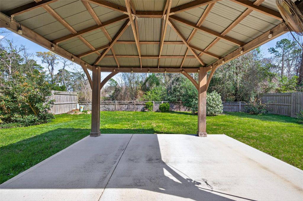 Image 38 of property listing at 2215 Friarwood Trail, Kingwood, TX 77339