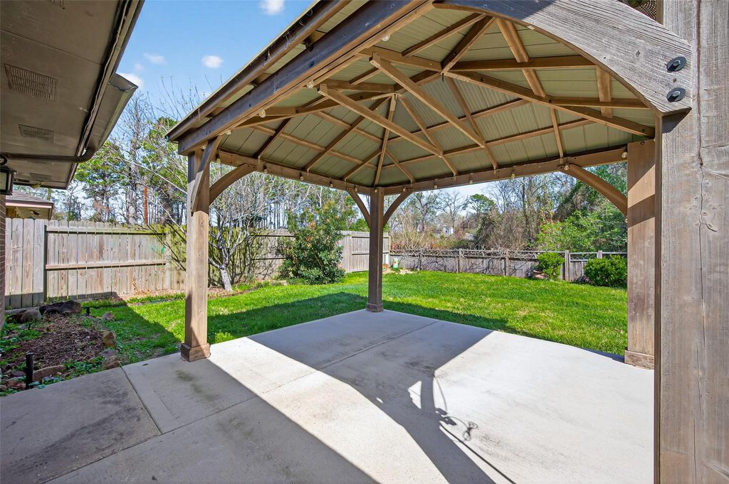 Image 39 of property listing at 2215 Friarwood Trail, Kingwood, TX 77339