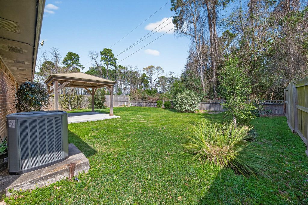 Image 41 of property listing at 2215 Friarwood Trail, Kingwood, TX 77339