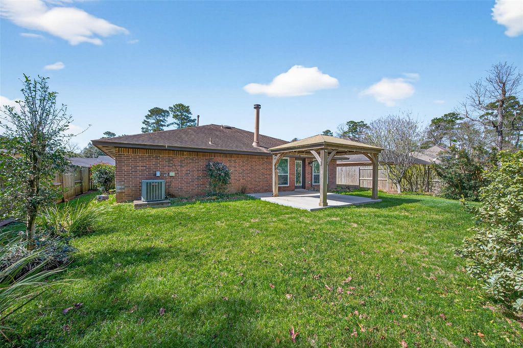 Image 42 of property listing at 2215 Friarwood Trail, Kingwood, TX 77339