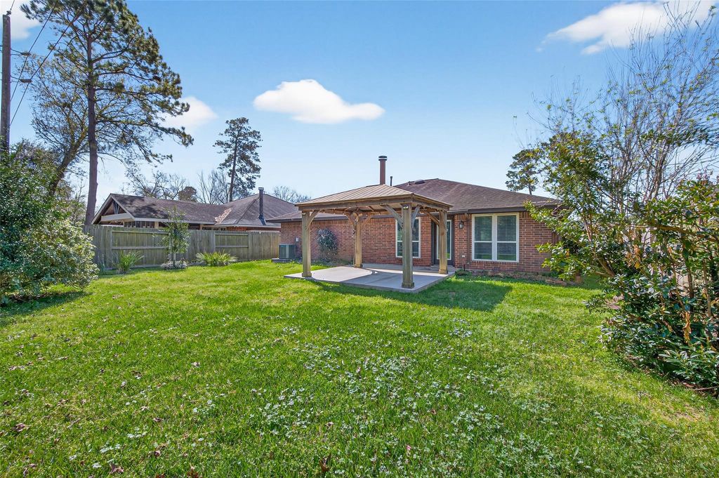 Image 43 of property listing at 2215 Friarwood Trail, Kingwood, TX 77339