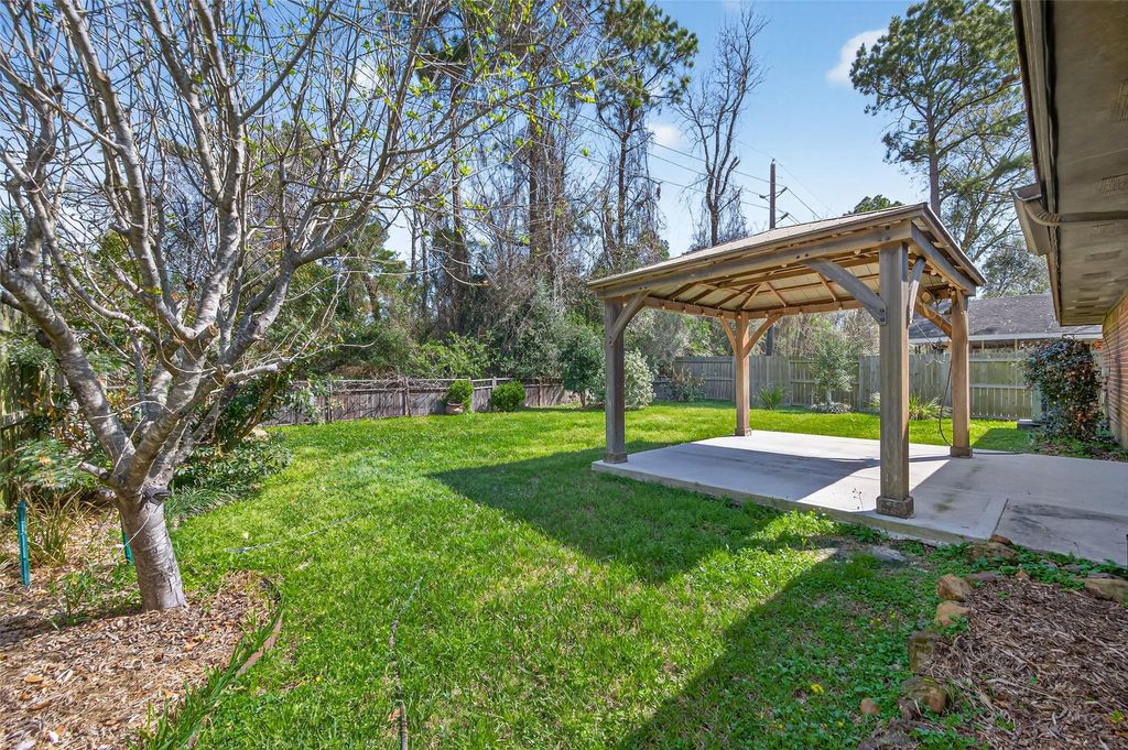 Image 44 of property listing at 2215 Friarwood Trail, Kingwood, TX 77339