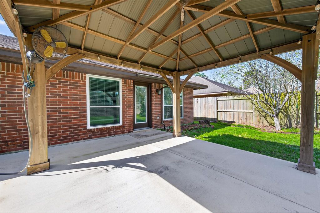 Image 46 of property listing at 2215 Friarwood Trail, Kingwood, TX 77339