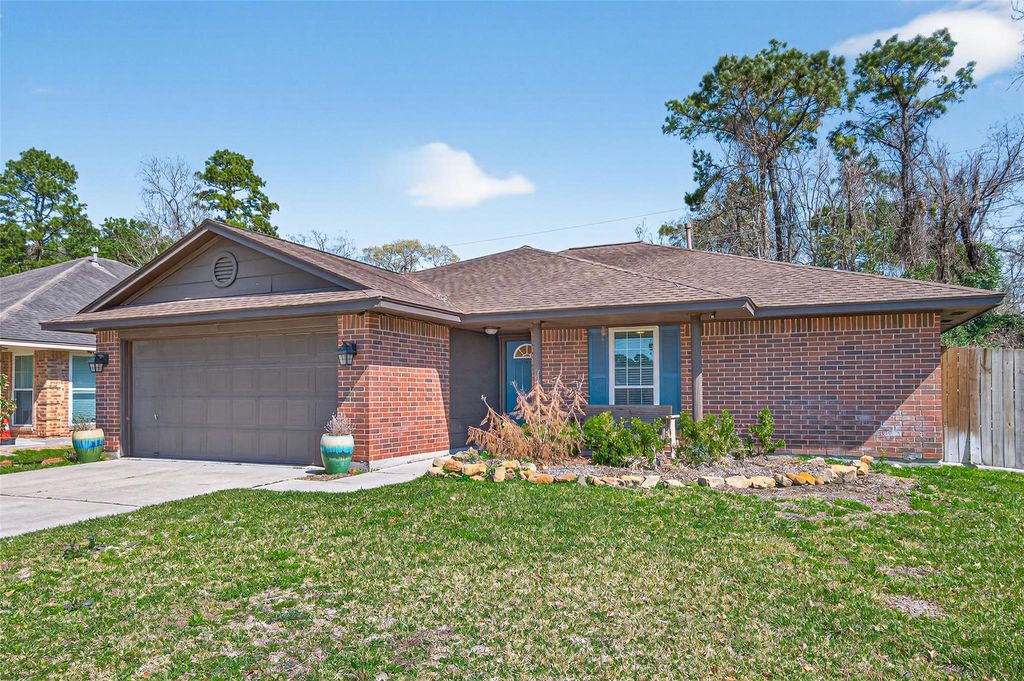 Image 6 of property listing at 2215 Friarwood Trail, Kingwood, TX 77339