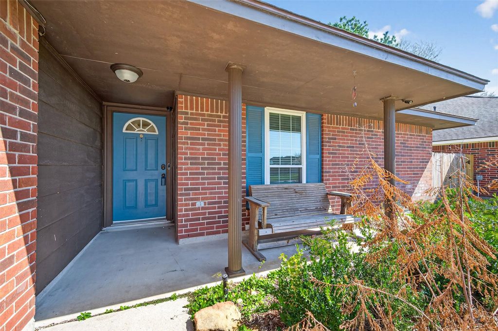 Image 7 of property listing at 2215 Friarwood Trail, Kingwood, TX 77339