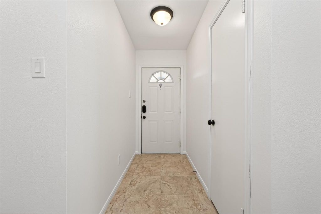 Image 8 of property listing at 2215 Friarwood Trail, Kingwood, TX 77339