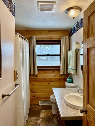 1398 4th Street NW, Baudette, MN 56623
