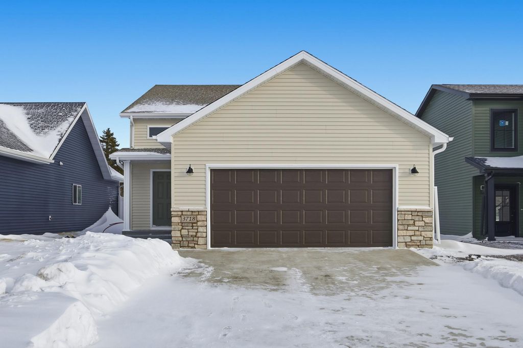 3718 27th Street S, Moorhead, MN 56560