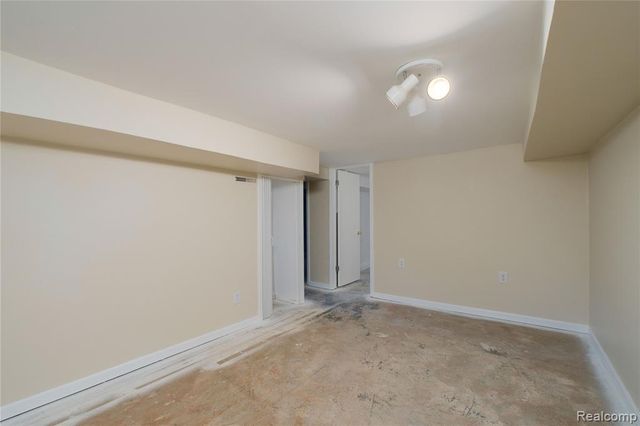 5790 Savoy Drive, Waterford, MI 48327