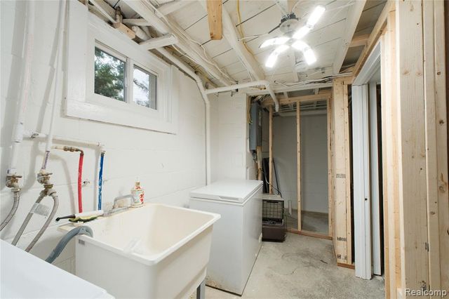 5790 Savoy Drive, Waterford, MI 48327