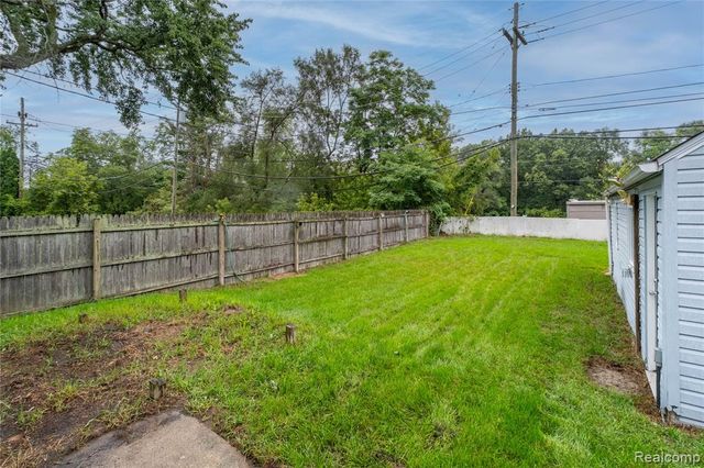 5790 Savoy Drive, Waterford, MI 48327