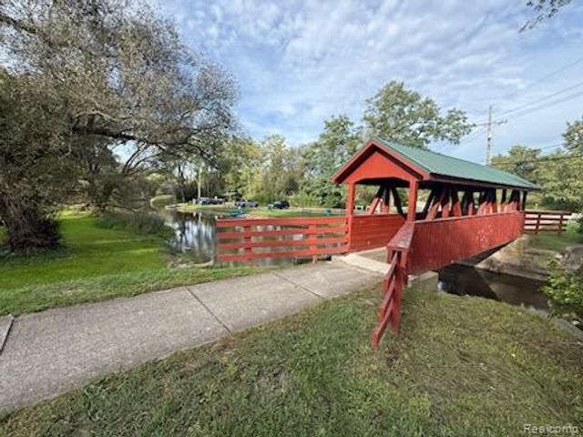 5790 Savoy Drive, Waterford, MI 48327