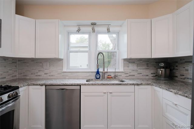 5790 Savoy Drive, Waterford, MI 48327