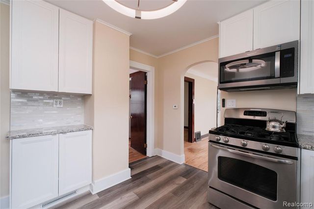 5790 Savoy Drive, Waterford, MI 48327