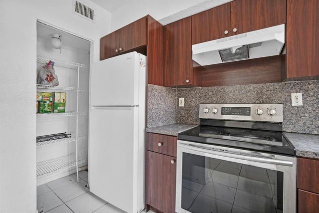 306 NW 84th Terrace 306, Miami, FL 33150