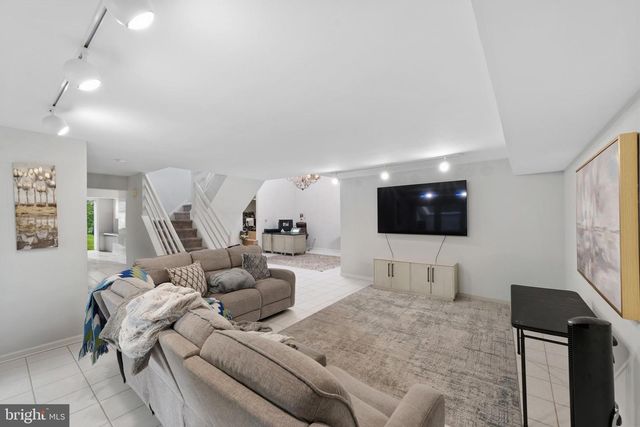 916 CHANTICLEER, Cherry Hill, NJ 08003