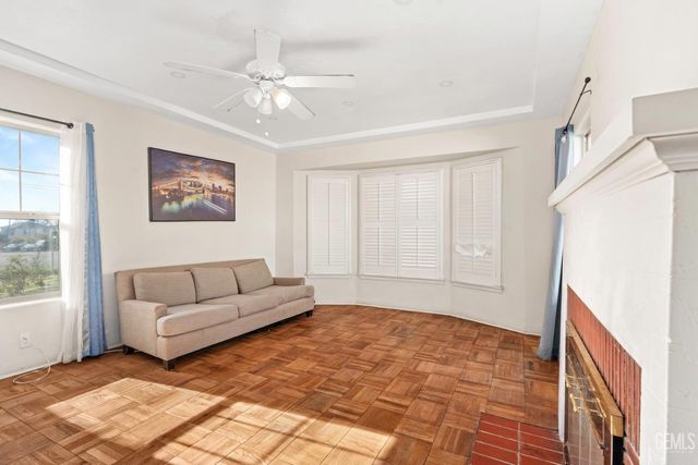 216 Bedford Way, Bakersfield, CA 93308