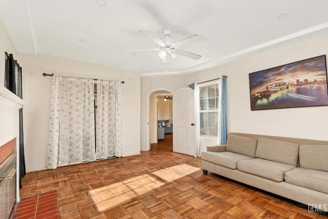 216 Bedford Way, Bakersfield, CA 93308