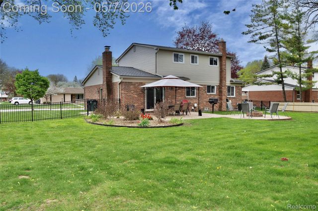 5443 English Drive, Troy, MI 48085