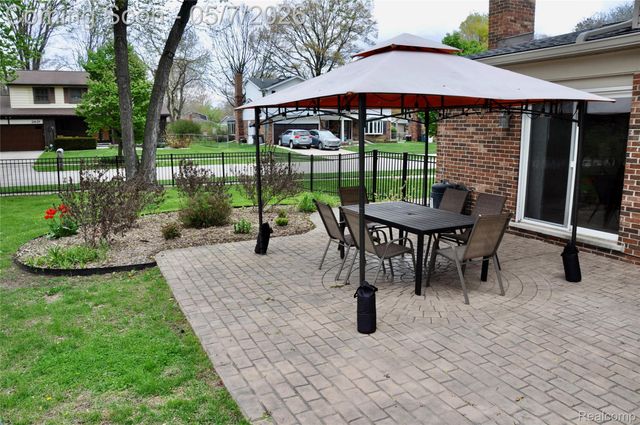 5443 English Drive, Troy, MI 48085