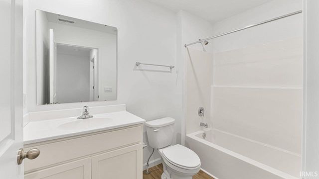 1067 Butler Lake Court, Fort Wayne, IN 46818