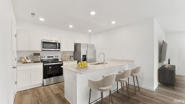 1067 Butler Lake Court, Fort Wayne, IN 46818