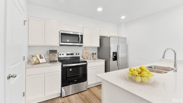 1067 Butler Lake Court, Fort Wayne, IN 46818