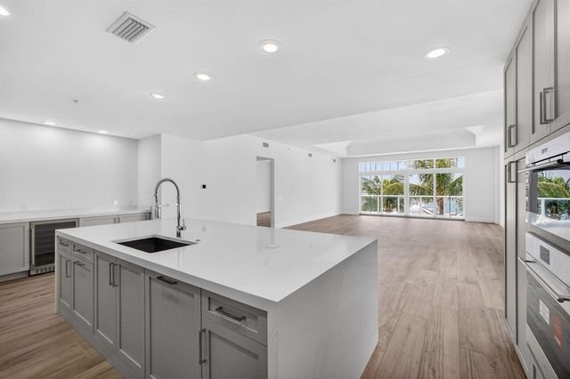 176 Lake Drive 1-302, Palm Beach Shores, FL 33404