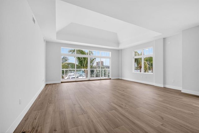 176 Lake Drive 1-302, Palm Beach Shores, FL 33404
