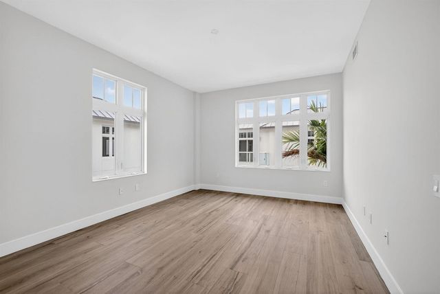 176 Lake Drive 1-302, Palm Beach Shores, FL 33404