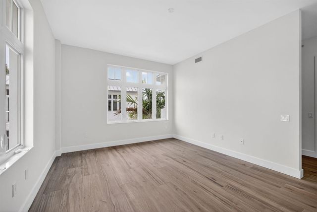 176 Lake Drive 1-302, Palm Beach Shores, FL 33404