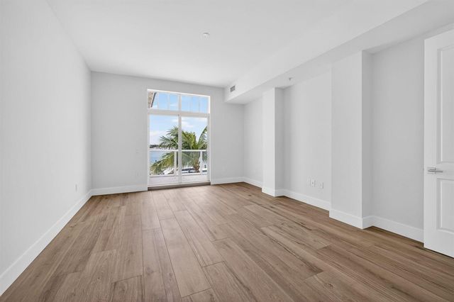 176 Lake Drive 1-302, Palm Beach Shores, FL 33404