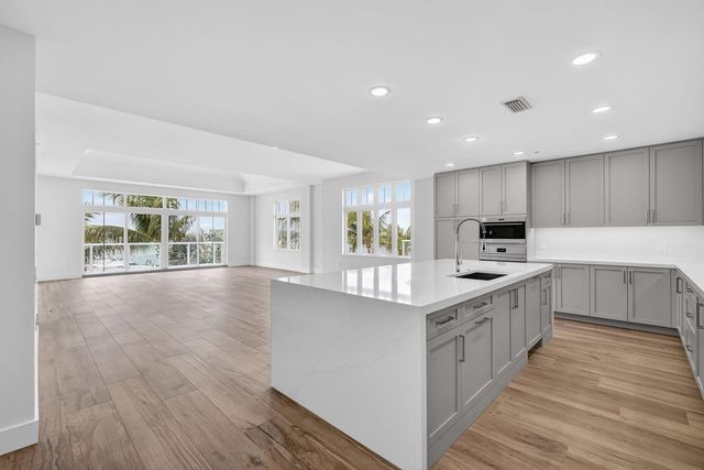 176 Lake Drive 1-302, Palm Beach Shores, FL 33404