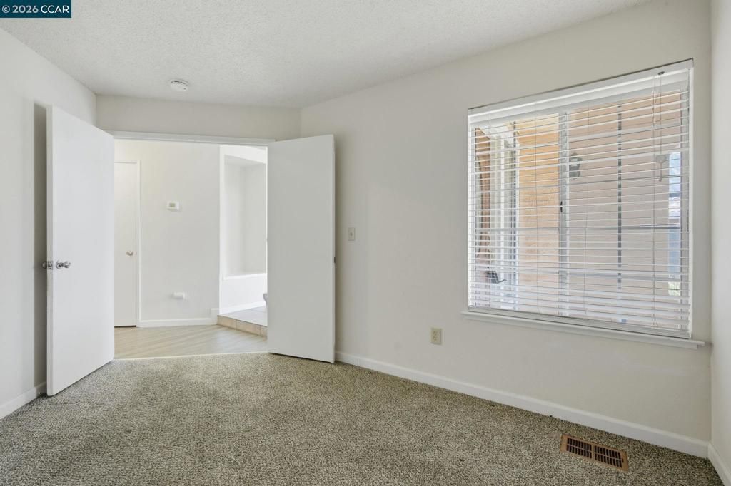 Image 16 of property listing at 6033 Lakeview Cir, Fairfield, CA 94534