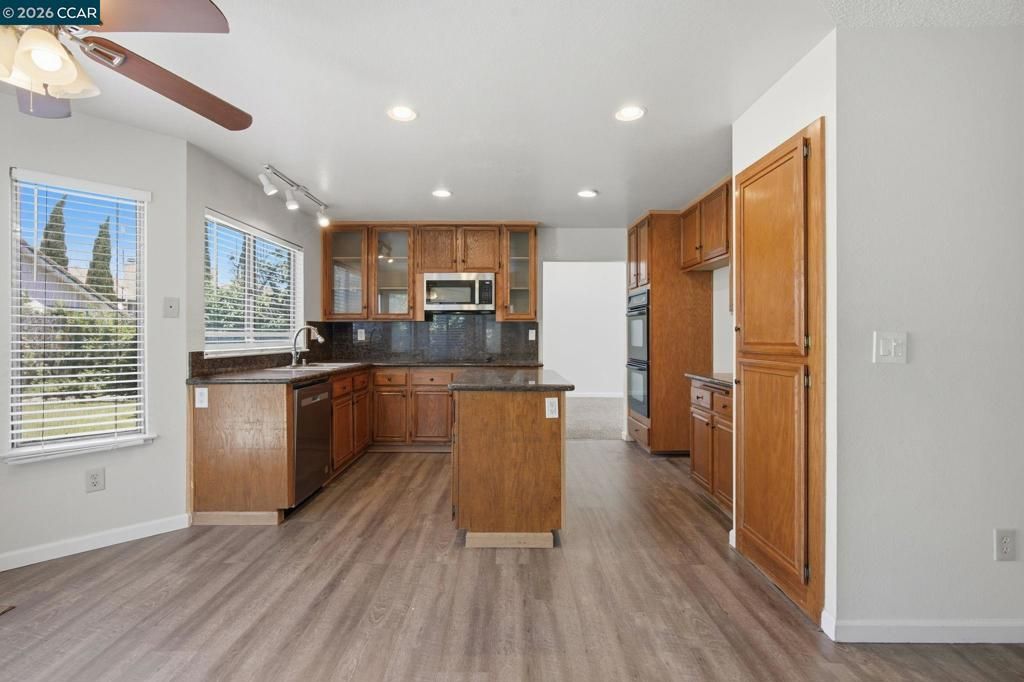 Image 20 of property listing at 6033 Lakeview Cir, Fairfield, CA 94534