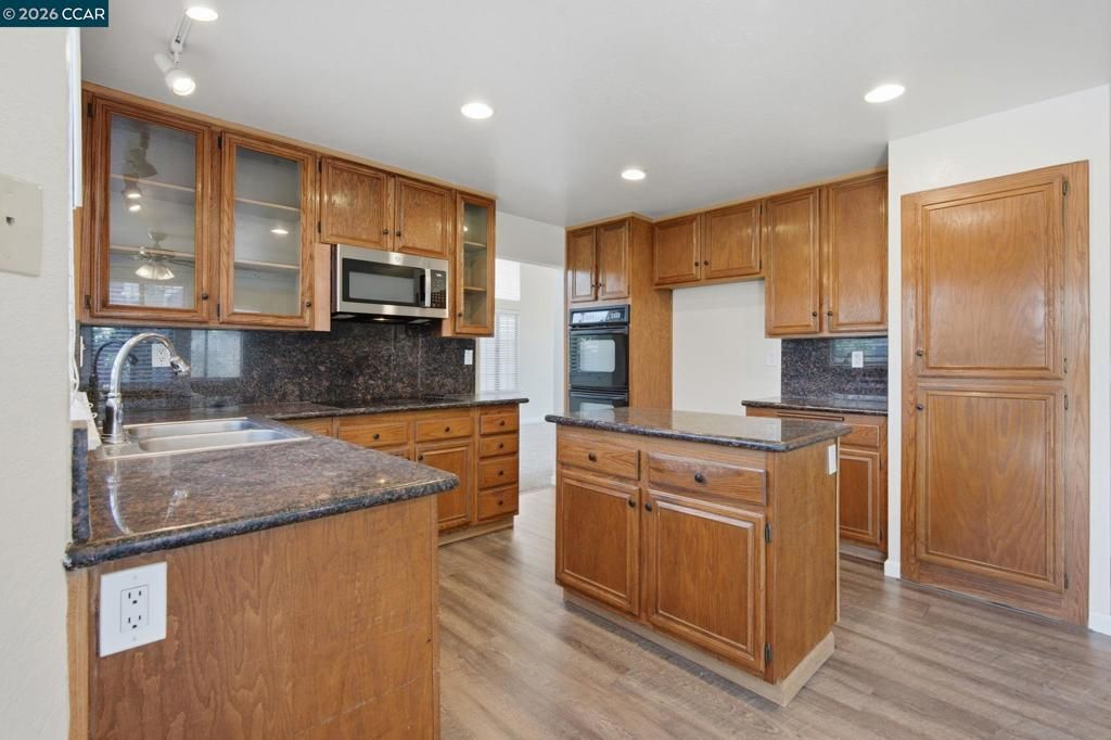 Image 22 of property listing at 6033 Lakeview Cir, Fairfield, CA 94534