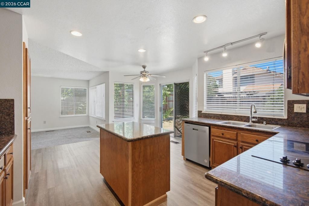 Image 23 of property listing at 6033 Lakeview Cir, Fairfield, CA 94534