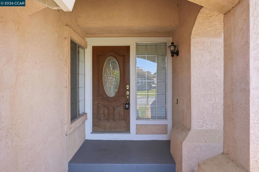Image 5 of property listing at 6033 Lakeview Cir, Fairfield, CA 94534