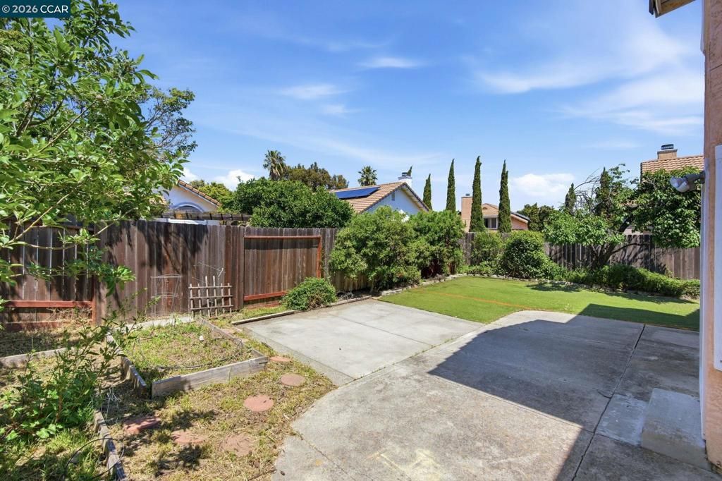Image 61 of property listing at 6033 Lakeview Cir, Fairfield, CA 94534