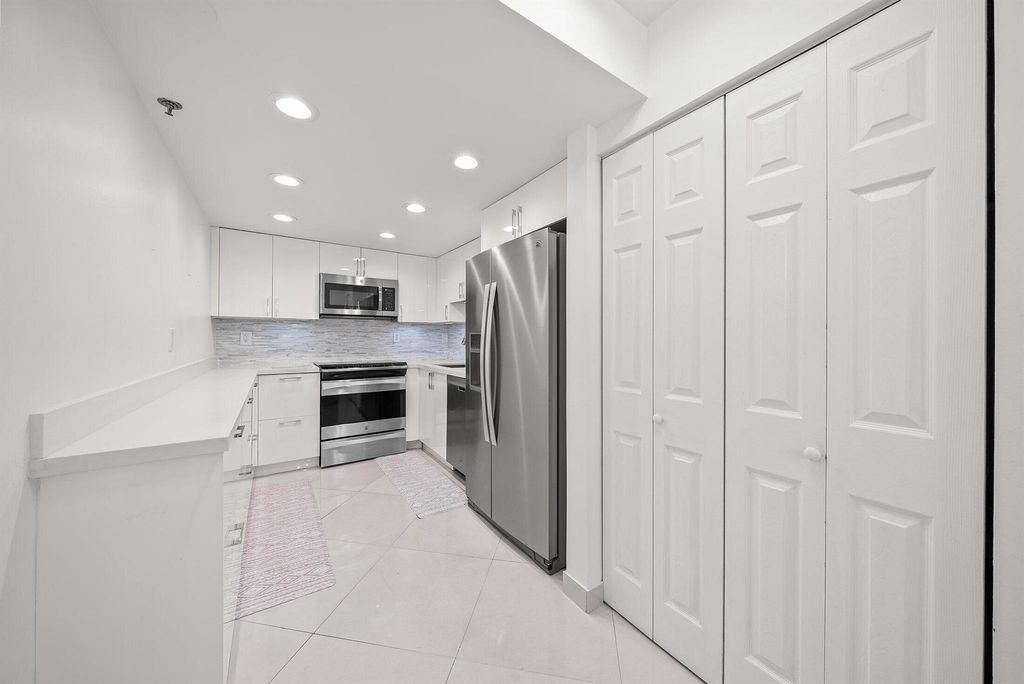 Image 5 of property listing at 3301 S Ocean Boulevard 105, Highland Beach, FL 33487