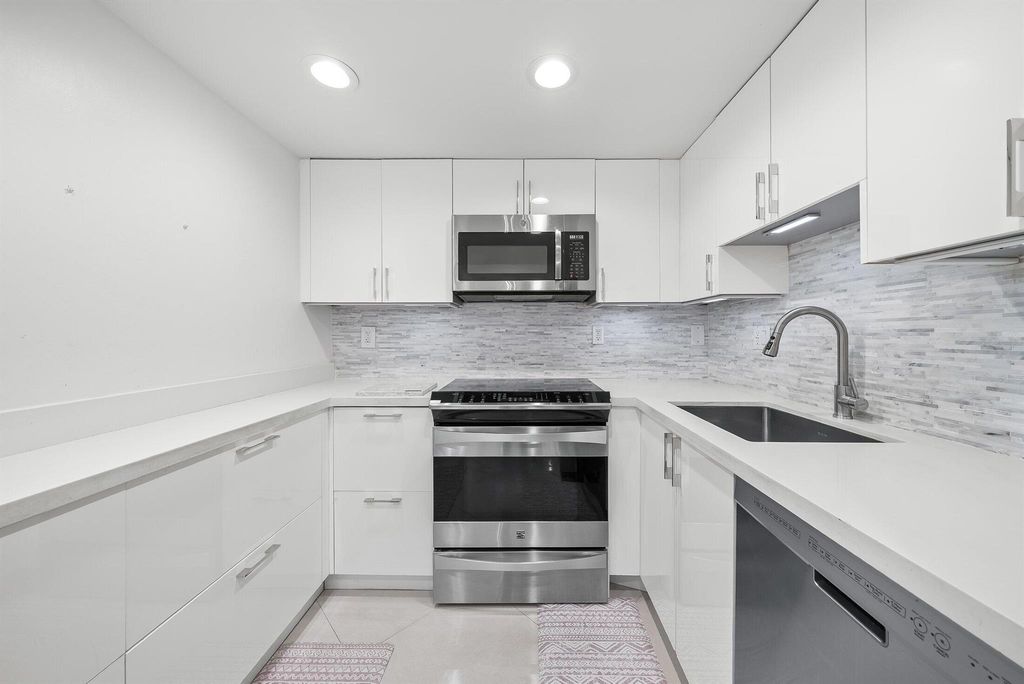Image 7 of property listing at 3301 S Ocean Boulevard 105, Highland Beach, FL 33487