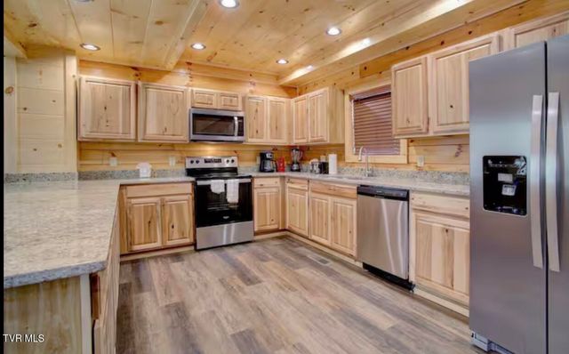 821 String Run Way, Pigeon Forge, TN 37863