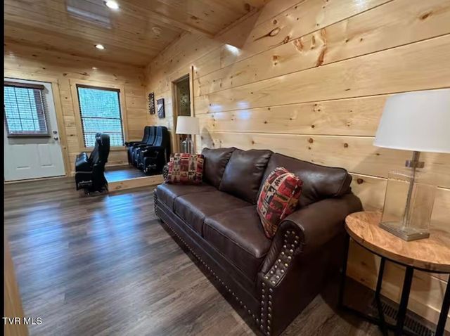 821 String Run Way, Pigeon Forge, TN 37863